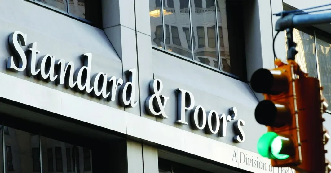 Un verdict S&P poate pune presiune pe leu, dobânzi și investițiile românilor